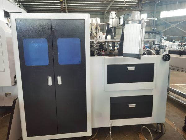 LY-750 Box Corner Pasting Machine con applicatore di rinforzo per angolo completamente automatizzato per una lavorazione rapida e precisa del cartone